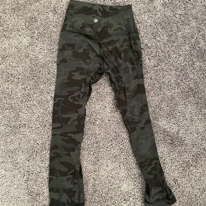 lululemon 21” align crop in camo - size 4